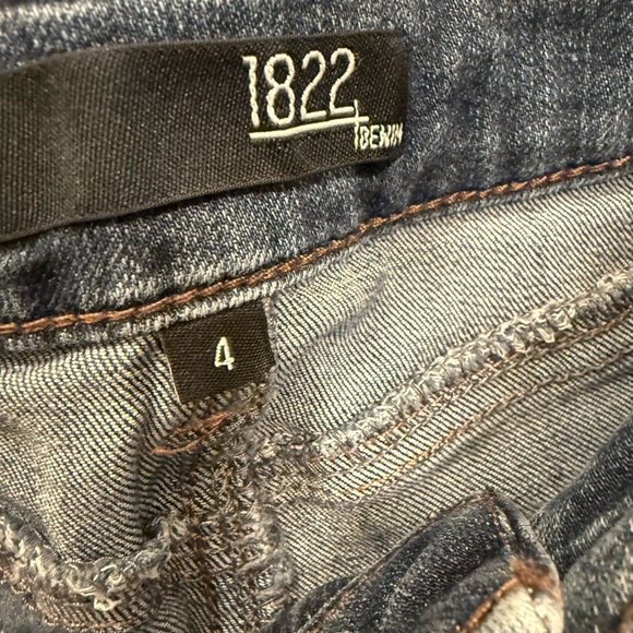 1822 Ladies Distressed Blue Jeans NWOT - Picture 3 of 6